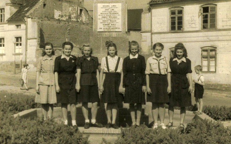 KKE 3958.jpg - Eugenia Kwiatkowska z koleżankami, Olsztyn. Plac Jedności Słowiańskiej, koniec lat 40-tych XX wieku.